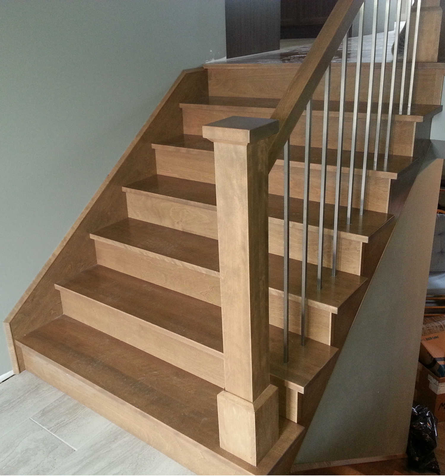 Escalier tournant — barreaux en acier
