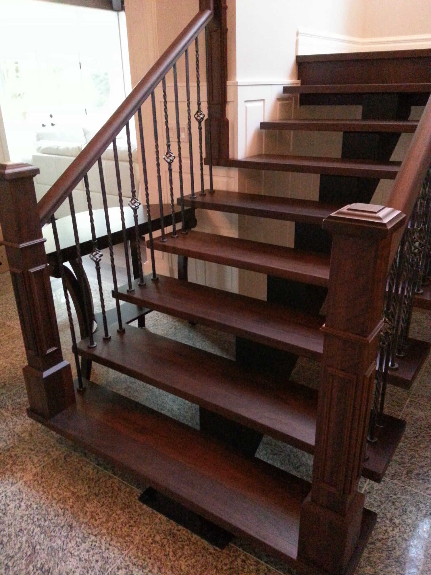 Escalier en acajou — barreaux torsadés