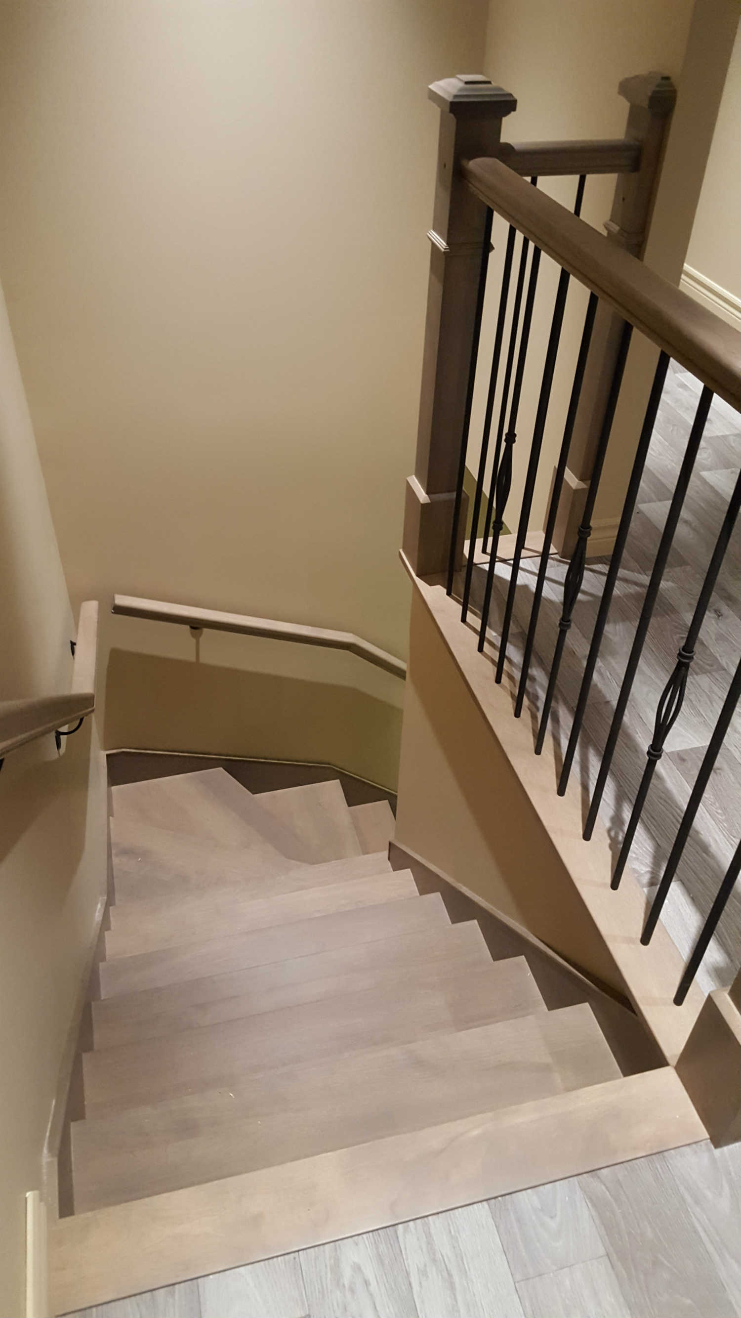 Escalier avec rampe murale