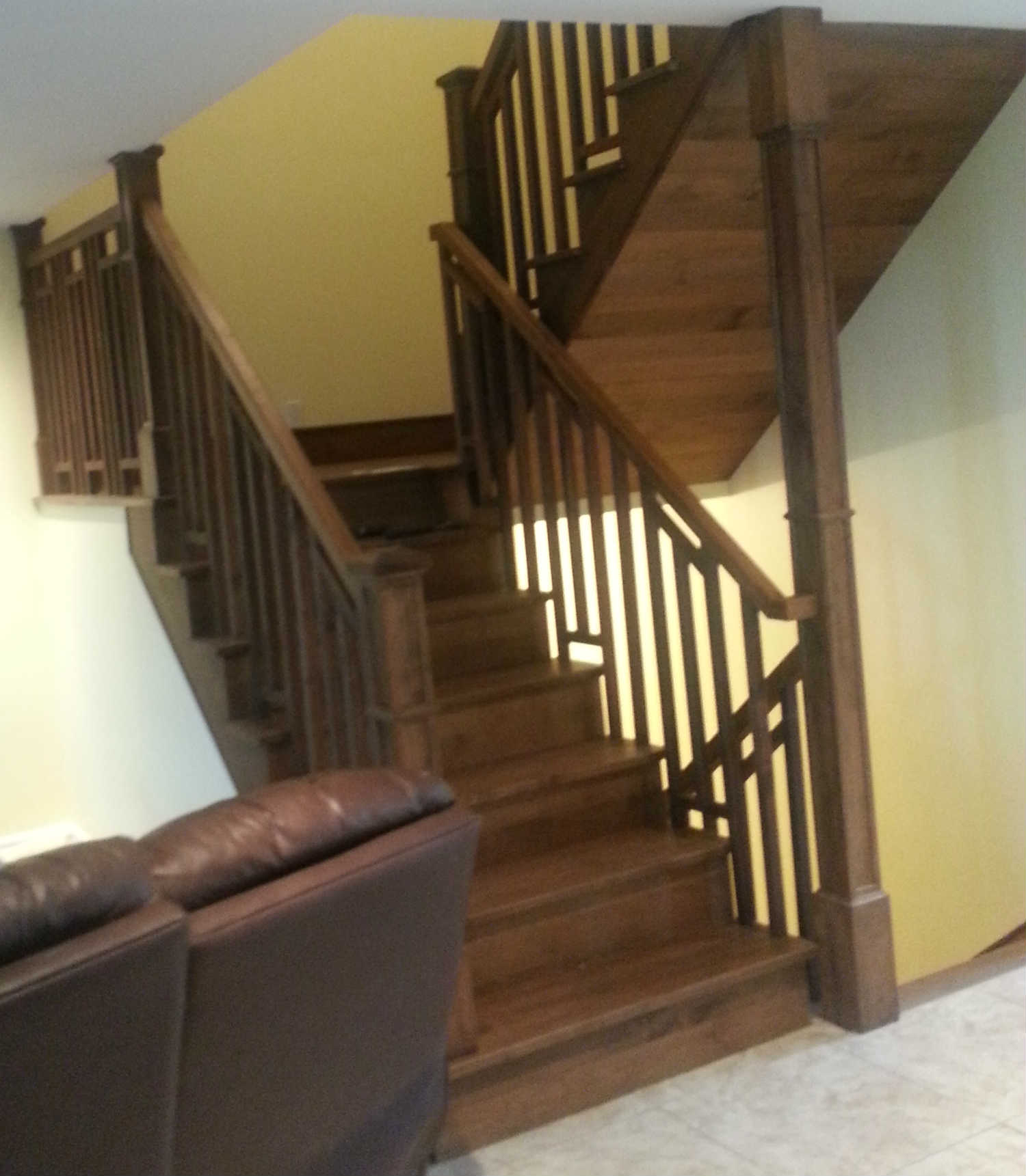 Escalier tournant en bois massif