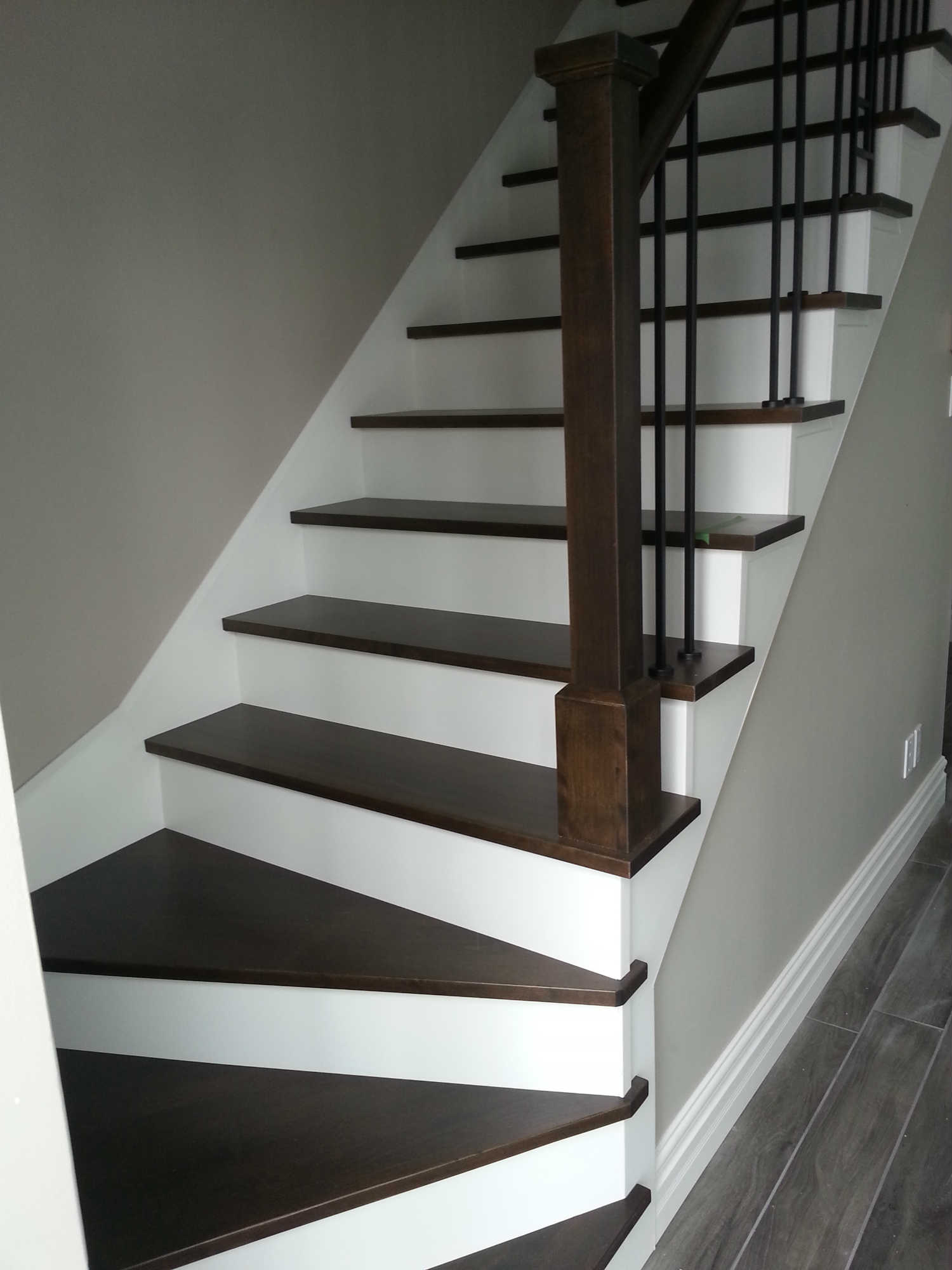 Escalier moderne — marches contrastées