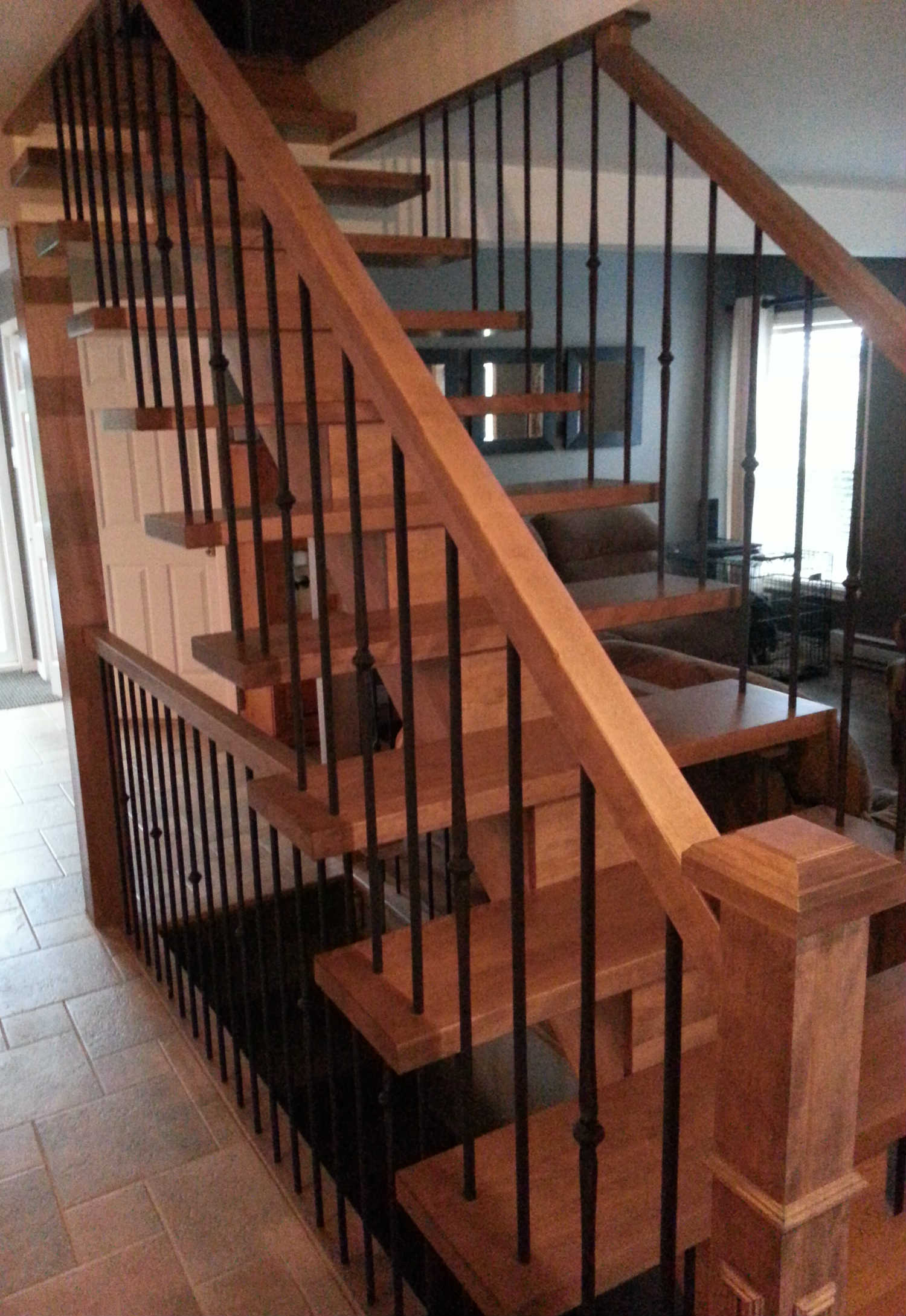 Escalier en cerisier — barreaux en fer forgé