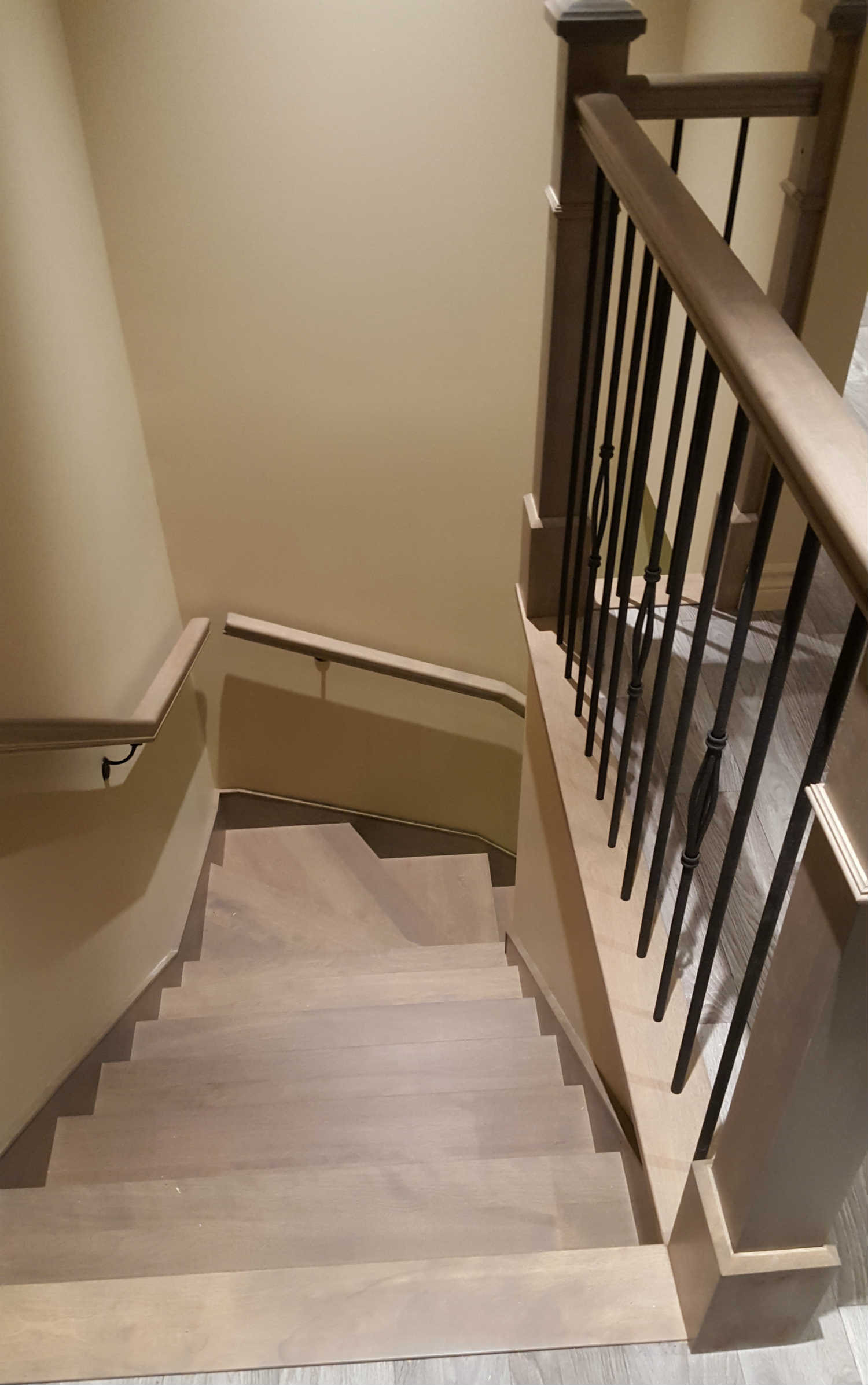 Escalier avec rampe murale galbée