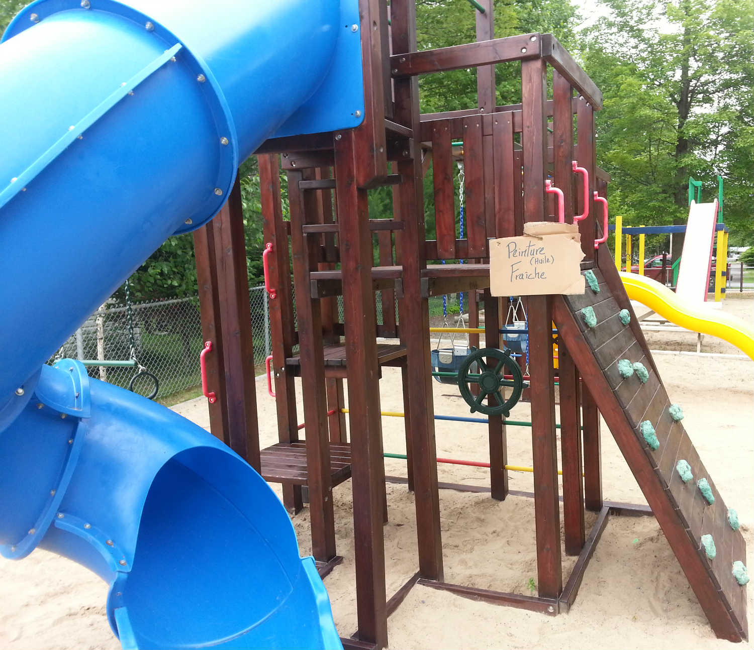 Jeu de parc — glissade et structure