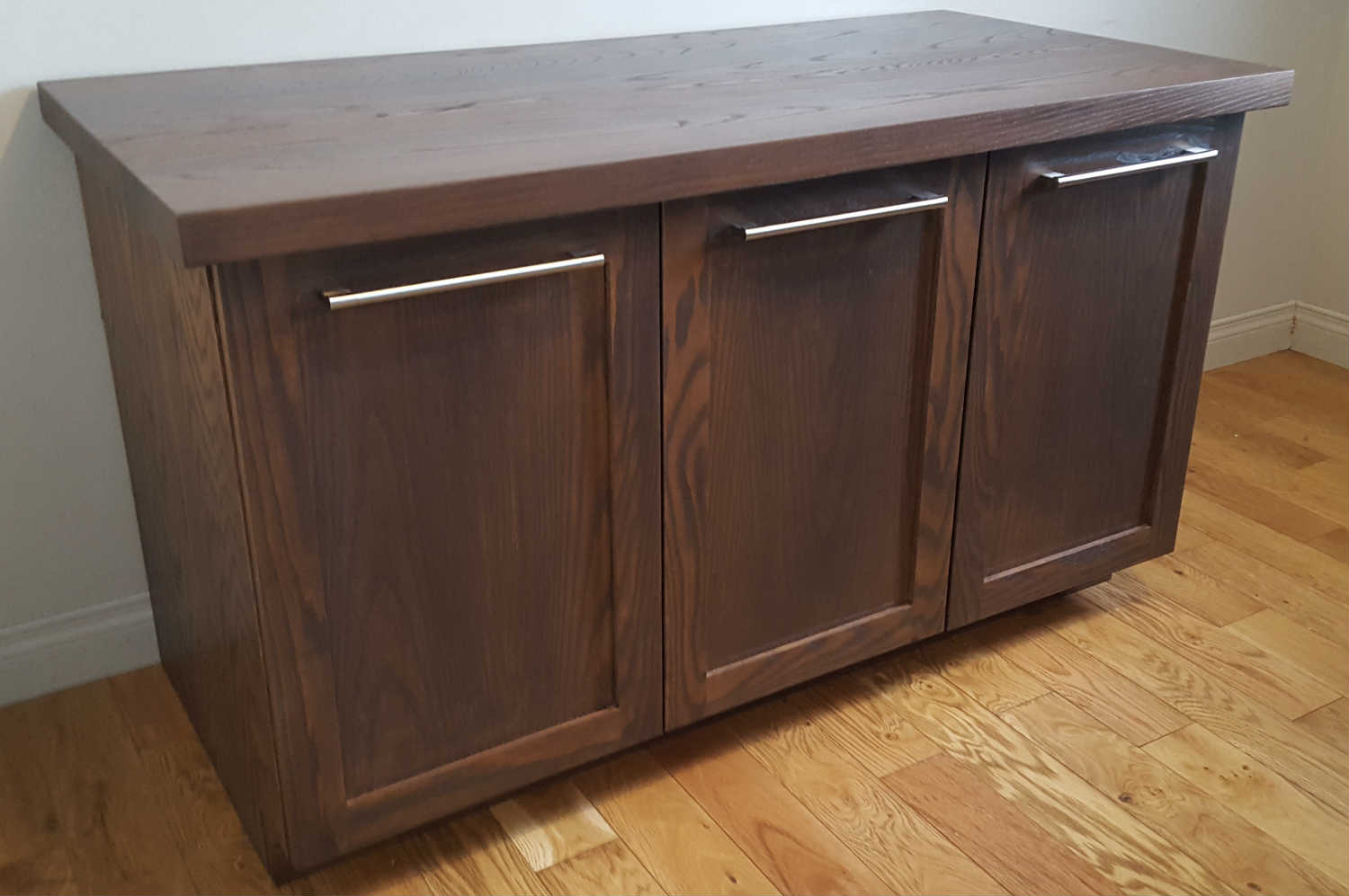 Buffet en noyer — trois portes
