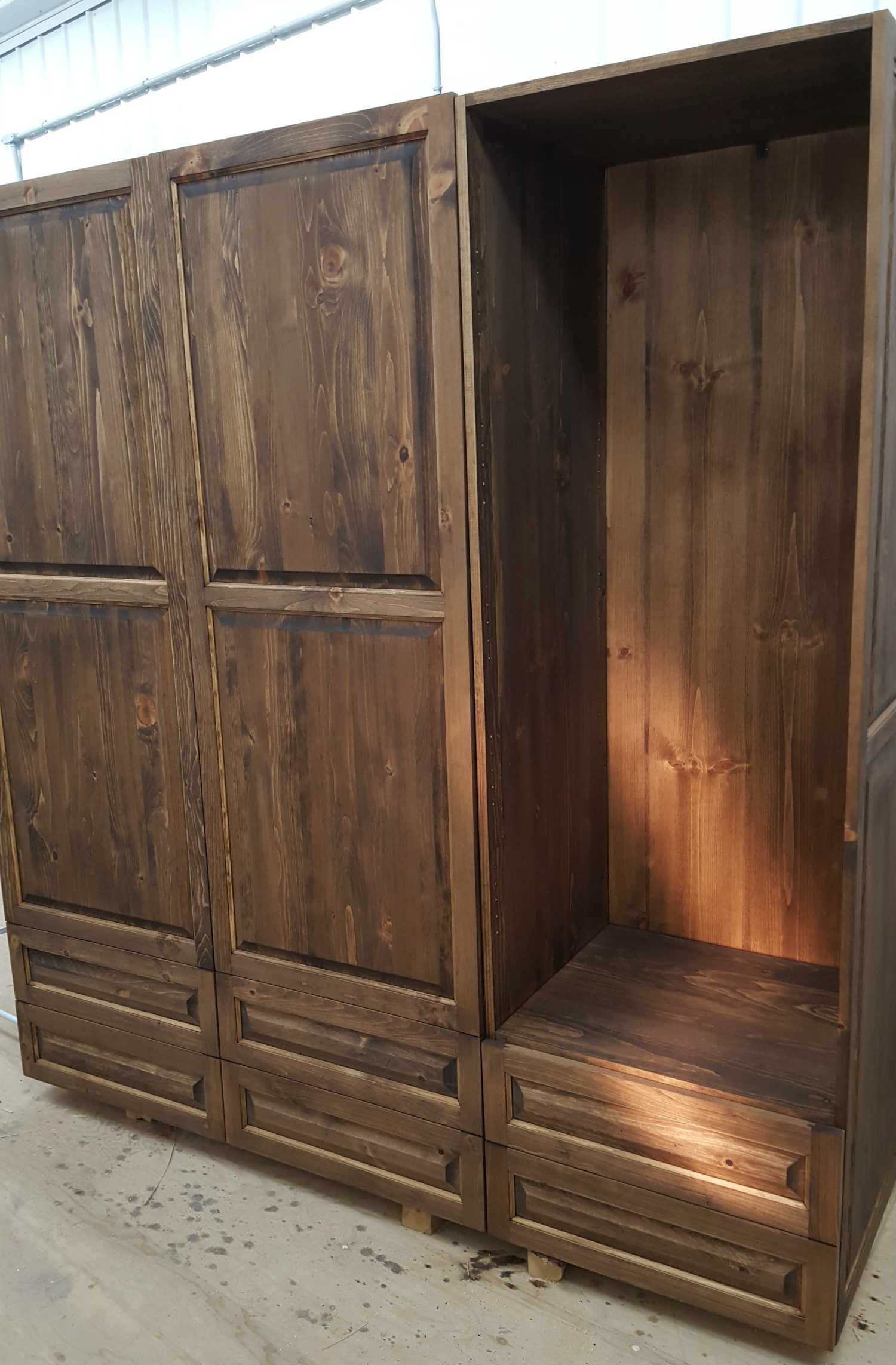 Garde-robe rustique en bois massif