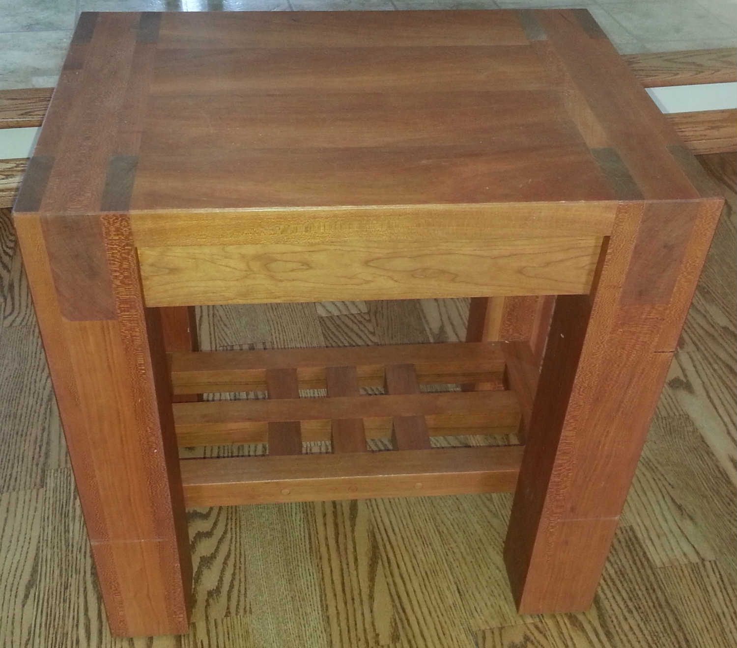 Table d'appoint — base en treillis