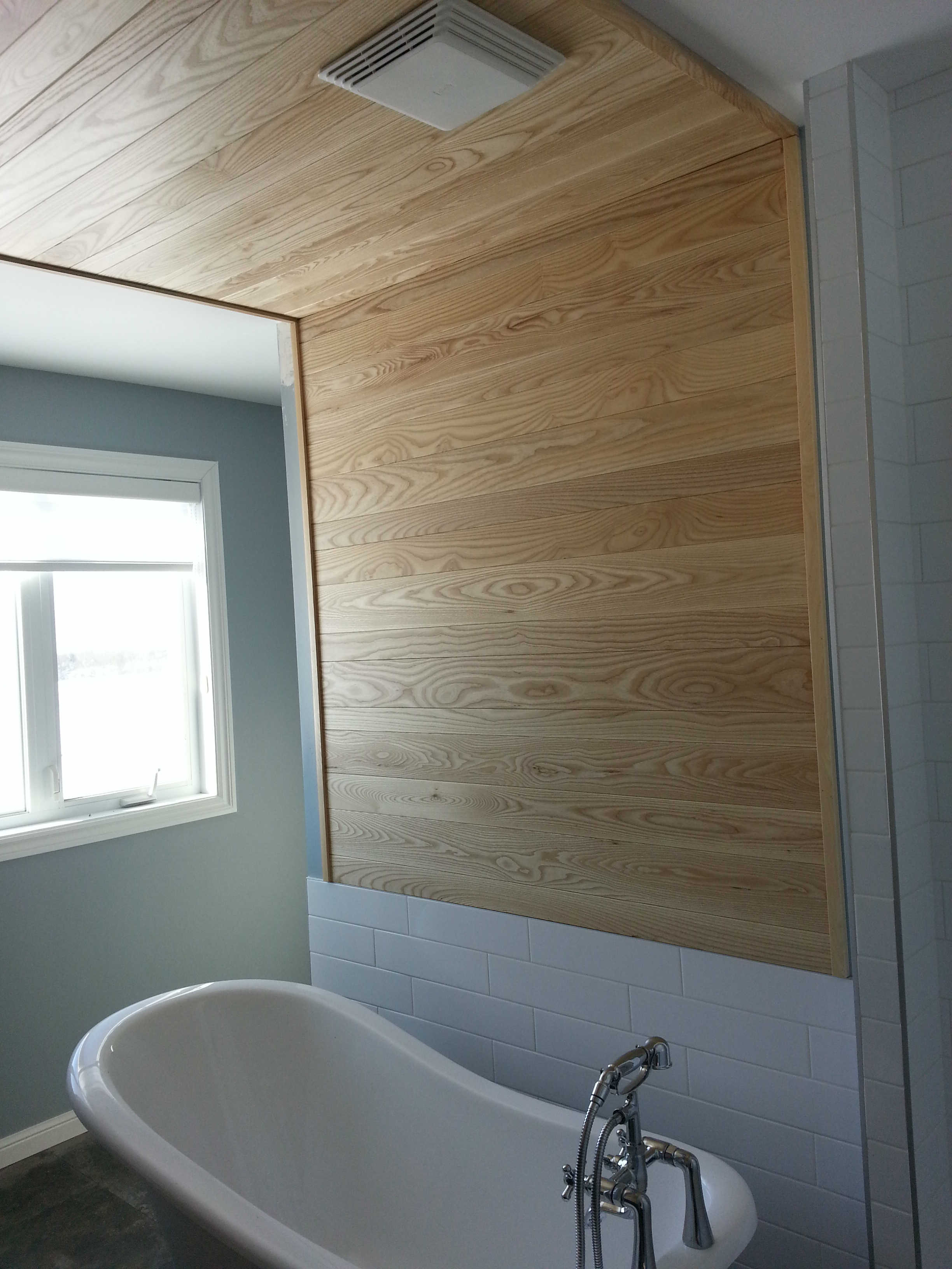 Salle de bain — lambris et bain sur pattes
