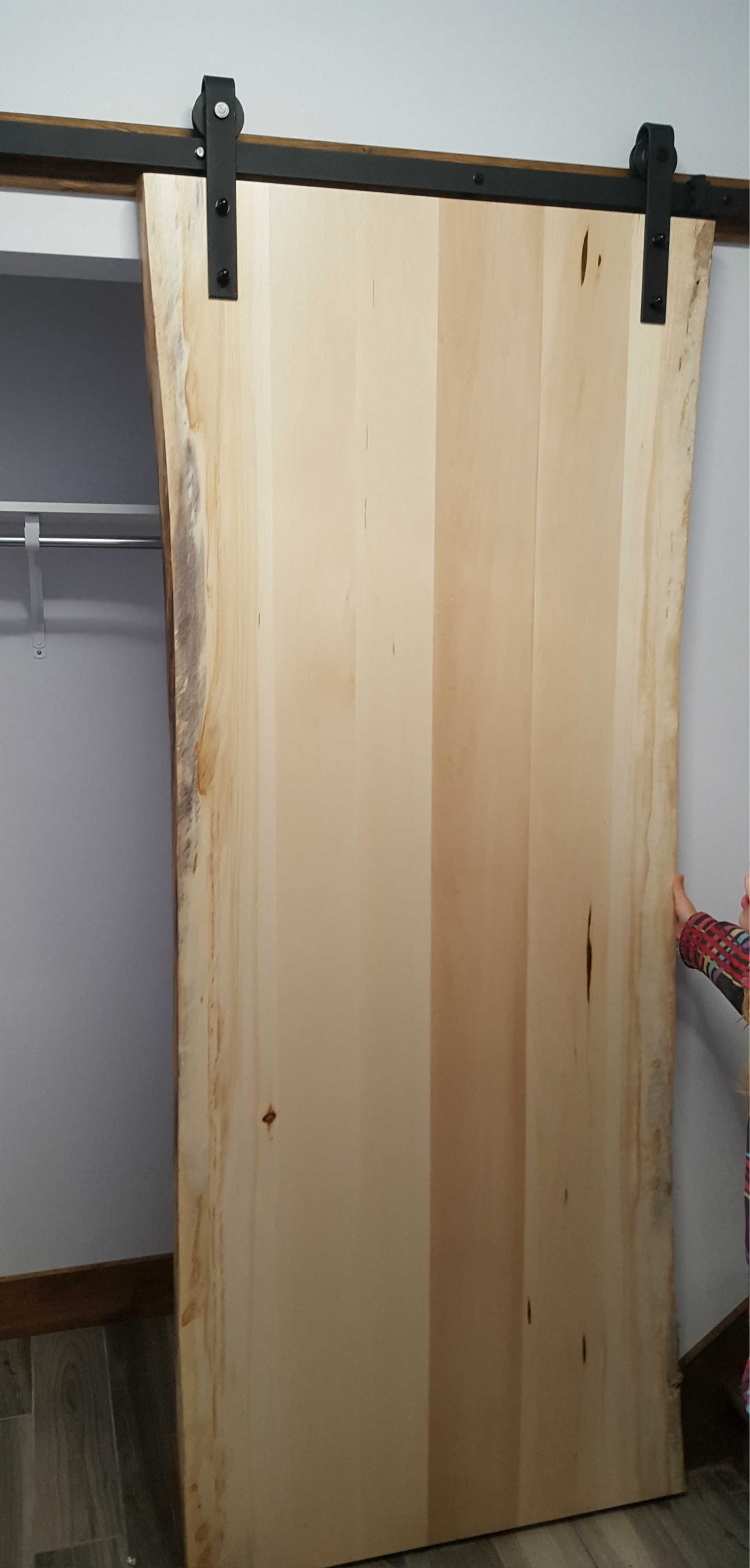 Porte coulissante en bois live edge