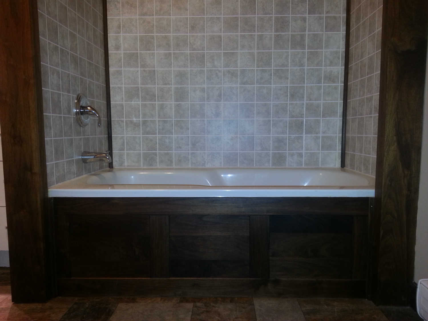 Salle de bain — bain encastré et céramique