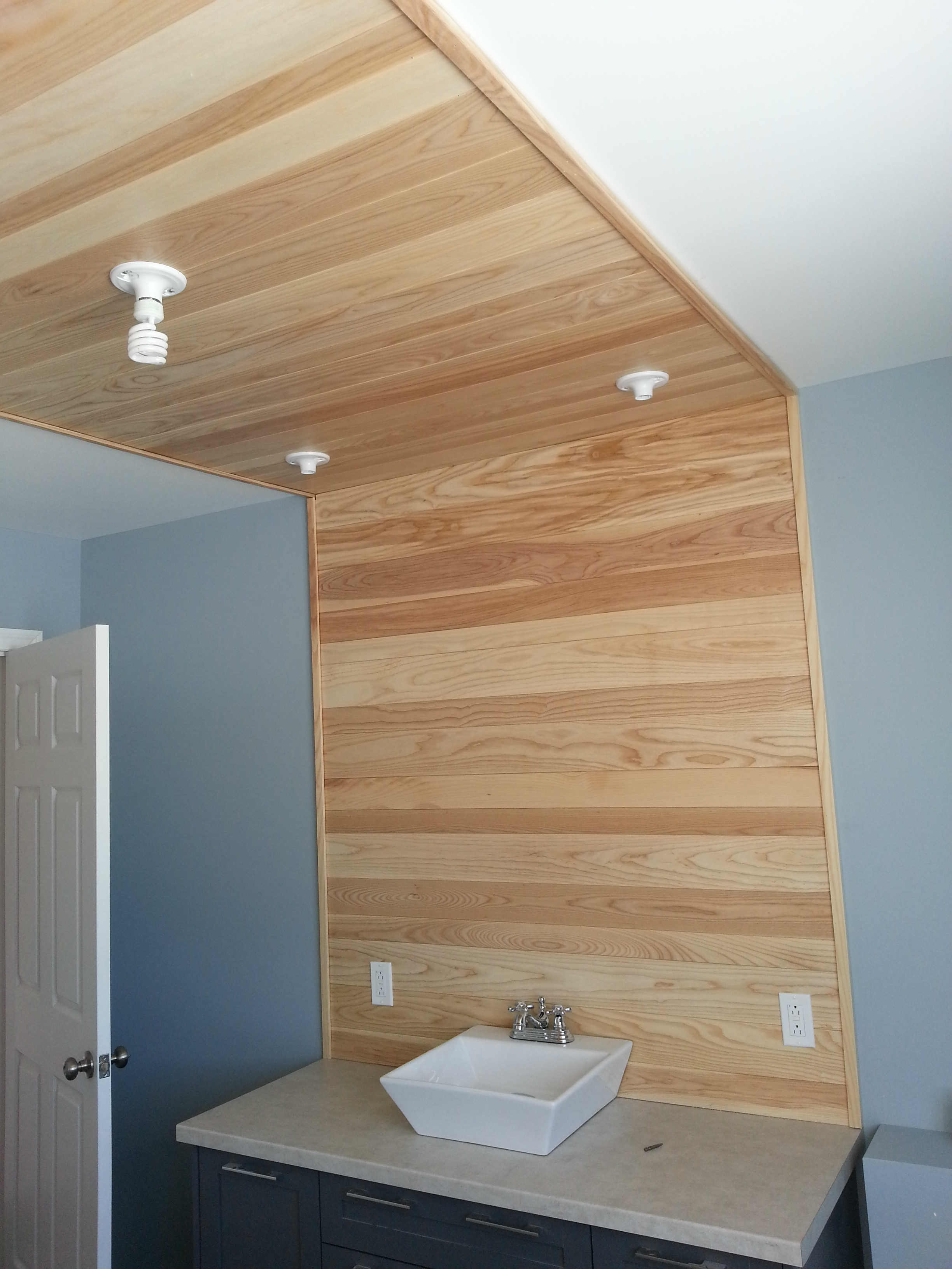 Plafond et mur en lambris — salle de bain