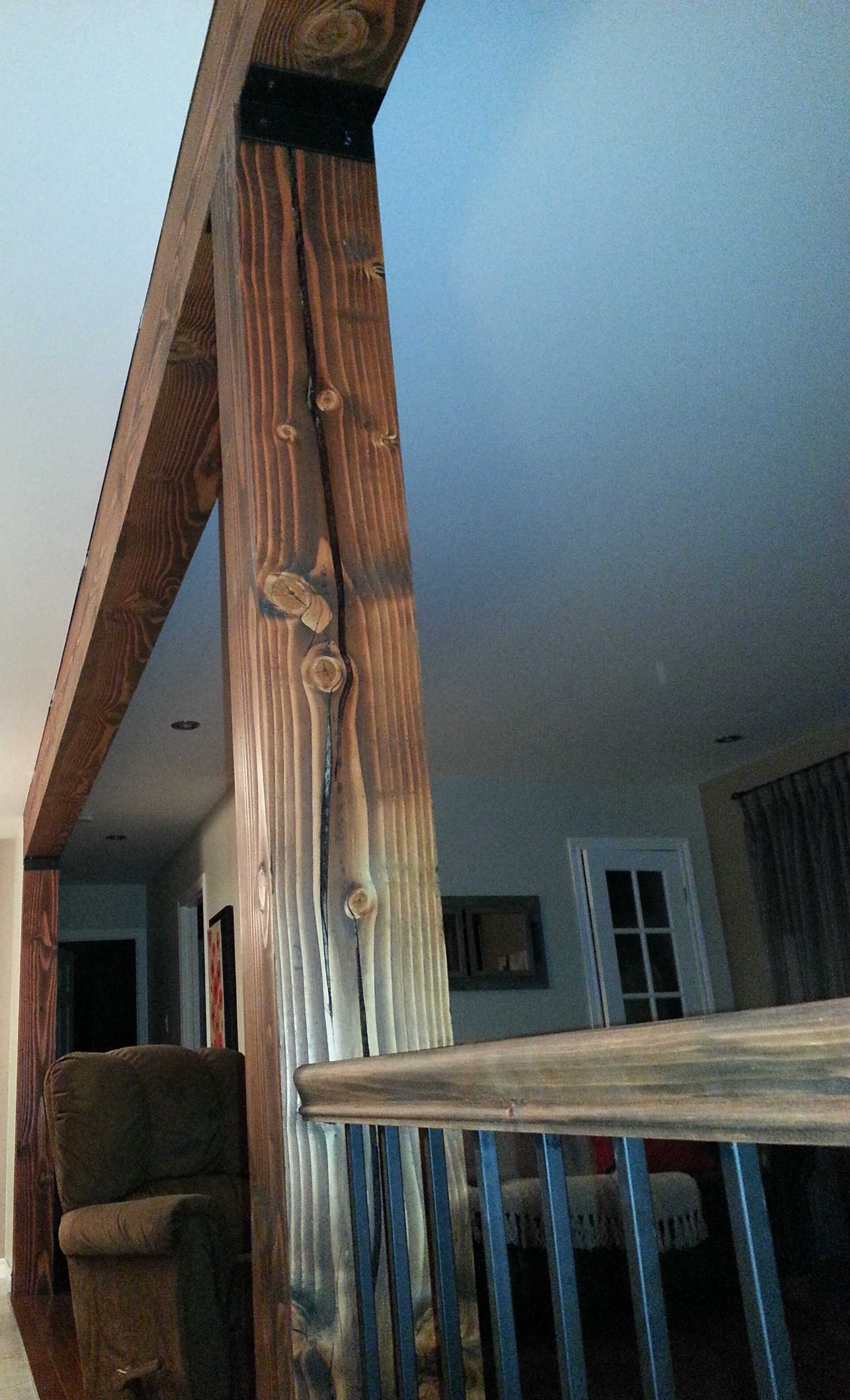 Poteau et rampe d'escalier en bois massif