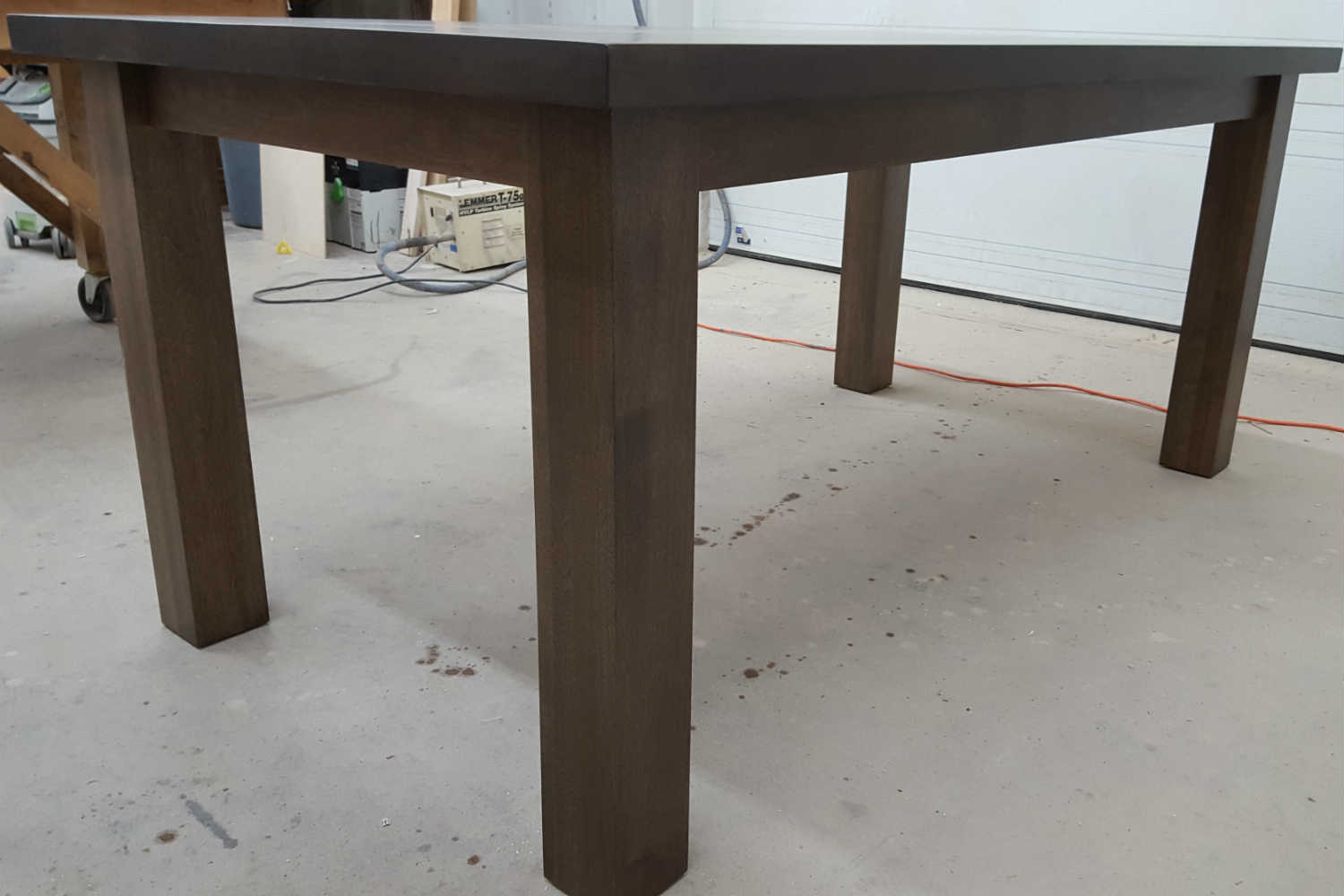 Table en noyer — pattes massives