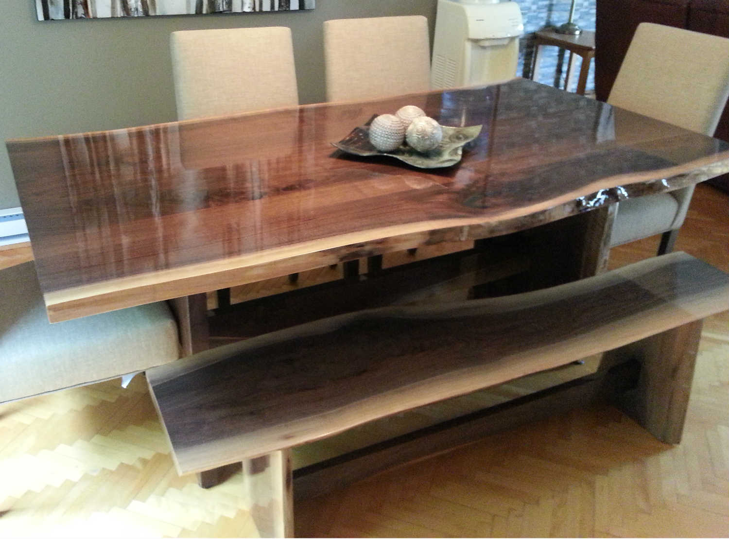 Table live edge et bancs assortis
