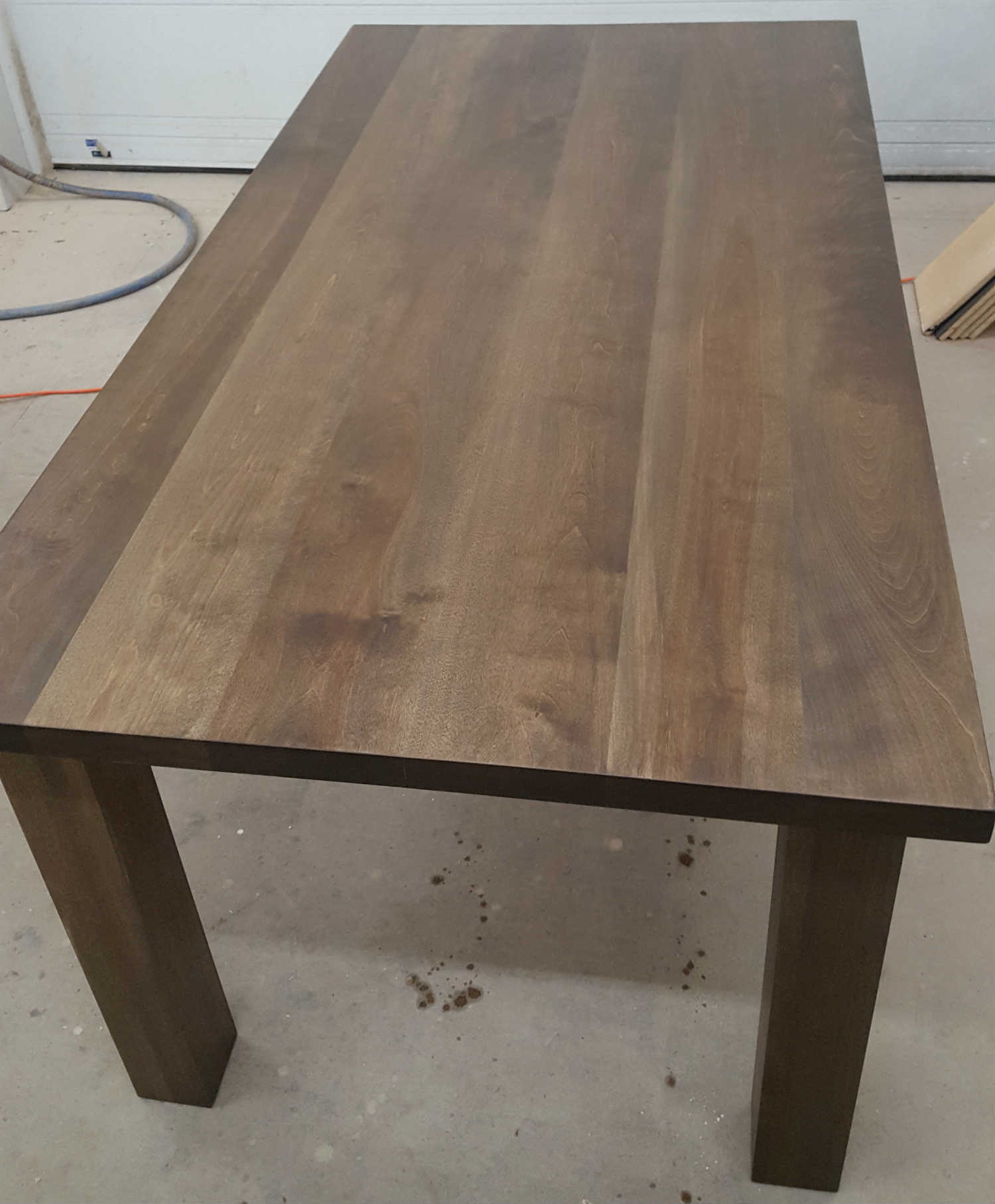 Table en noyer — pattes massives