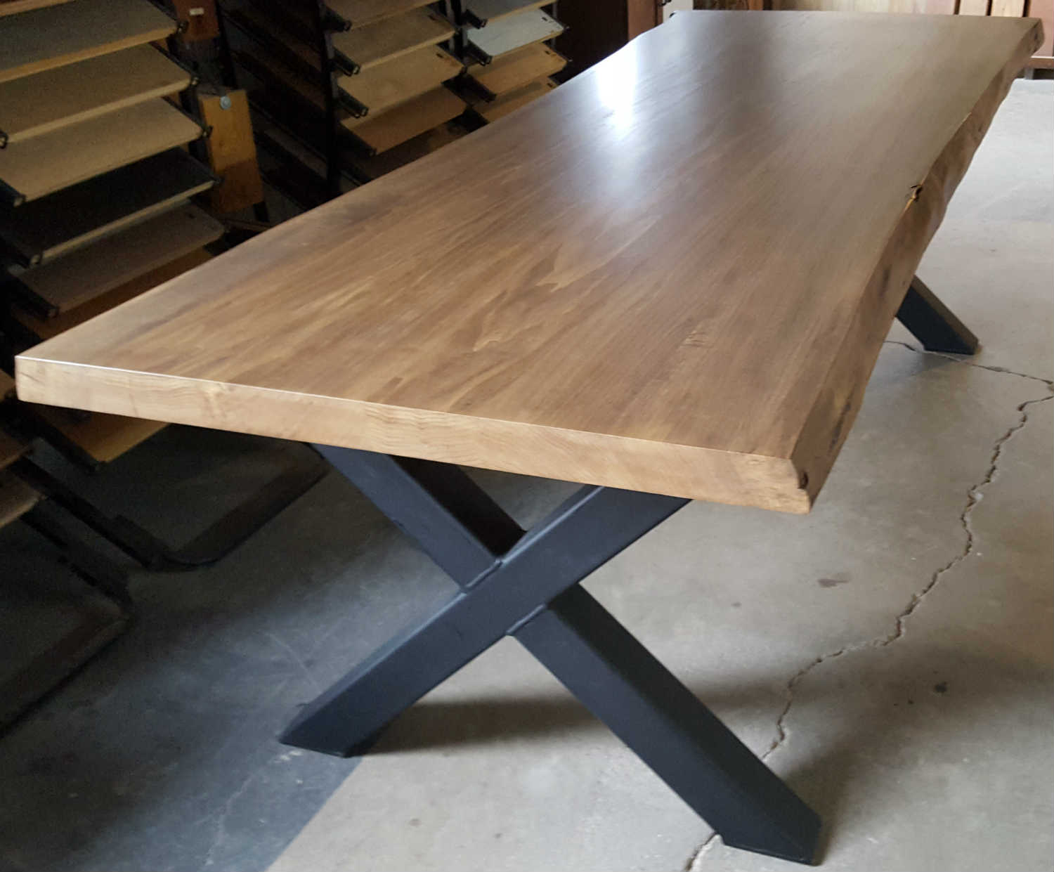 Table live edge — pattes en X
