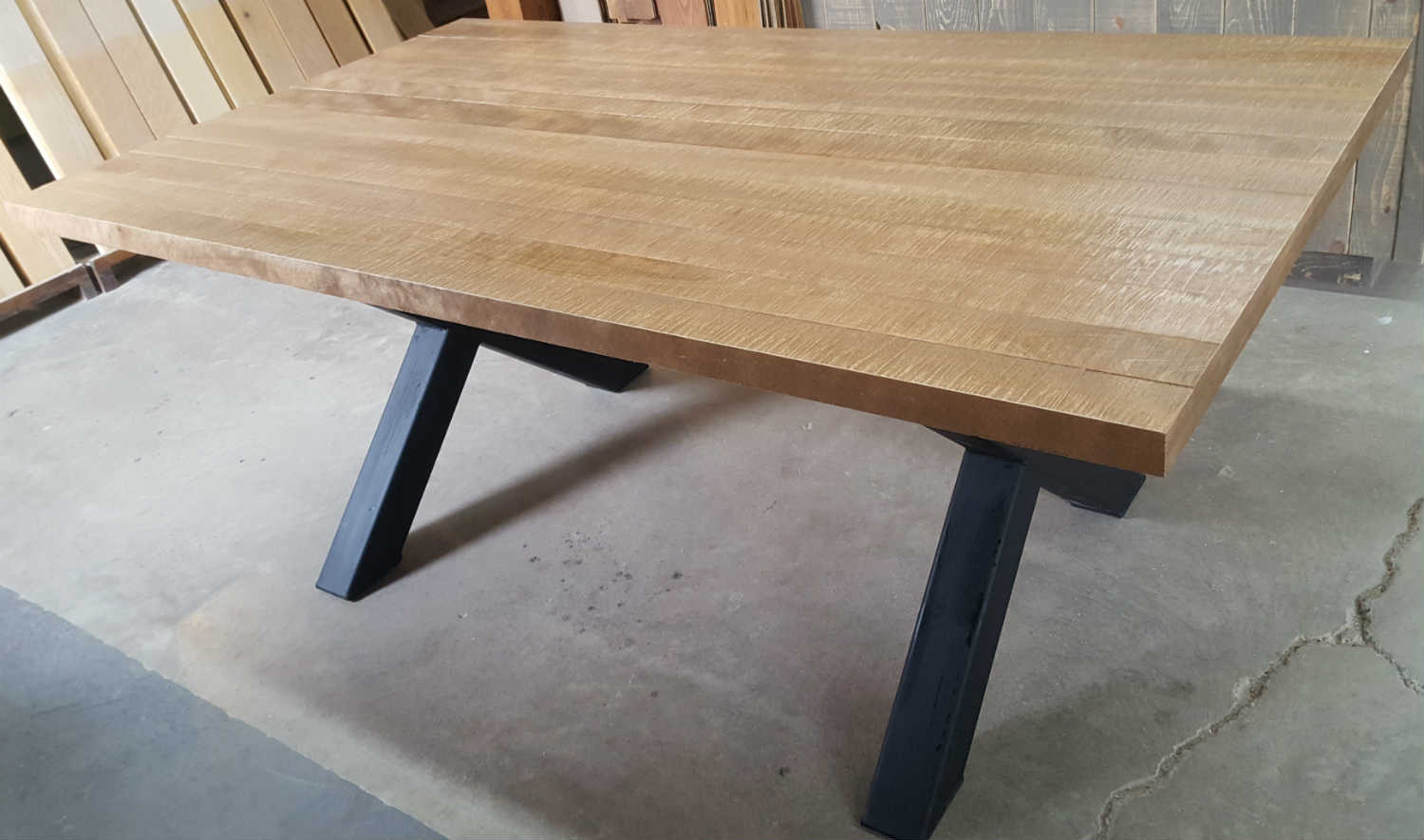 Table live edge — pattes en X