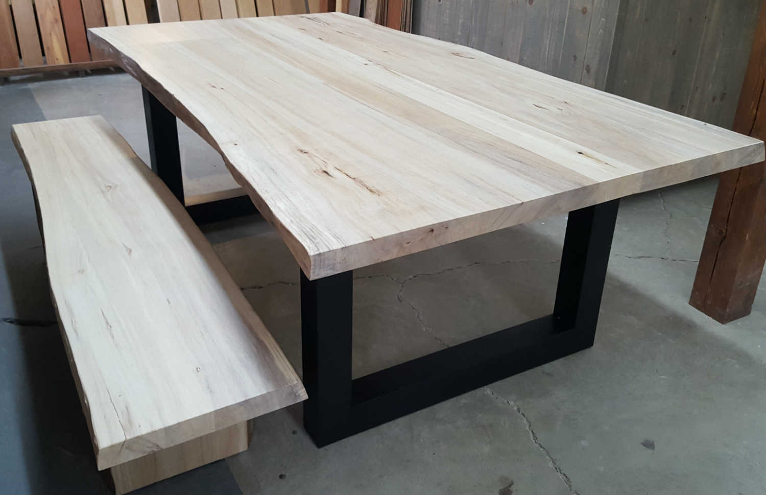 Table et banc assortis