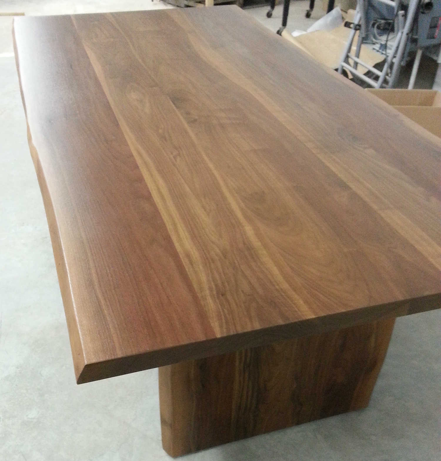 Table en noyer noir massif