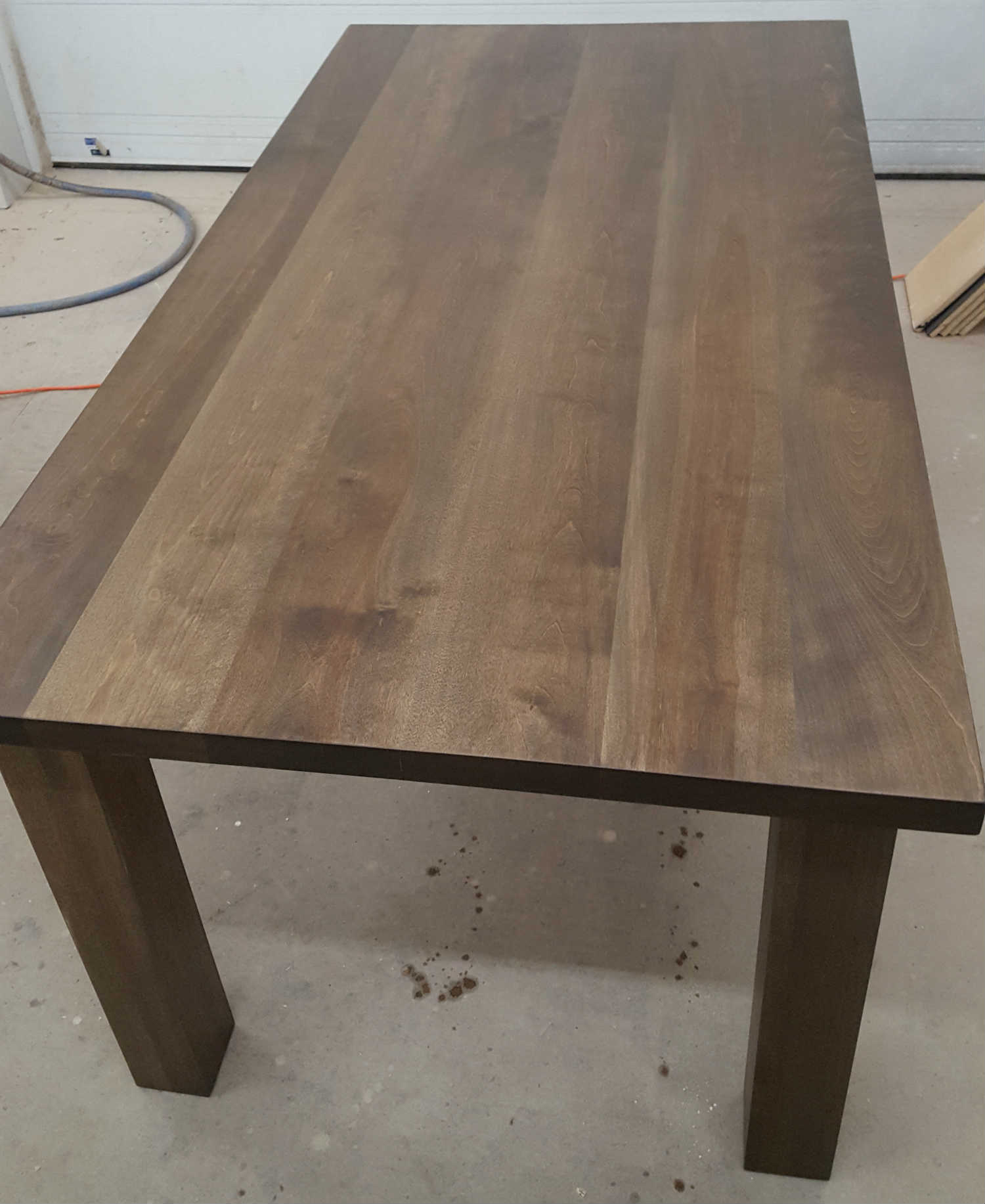Table en noyer — pattes massives